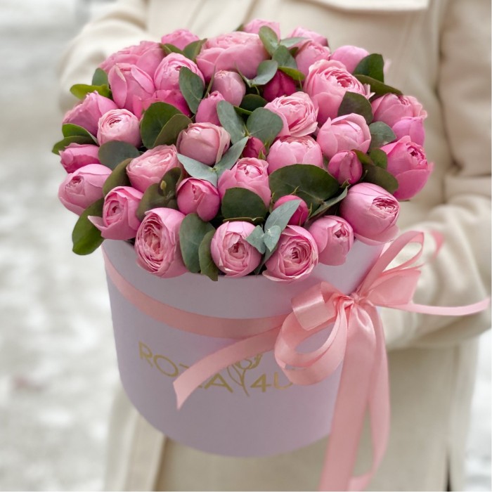 Кустовые пионовидные розы Сильва пинк с эвкалиптом в коробке